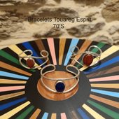 ✨Découvrez nos bracelets touaregs Seventies entre artisanat ancestral et style vintage.✨ 🖐Bracelet en argent & agate, ils sont fabriqués à la main par notre artisan partenaire Touareg originaire du Niger. Ces bracelets racontent une histoire : celle d’un peuple nomade, d’un savoir-faire transmis de génération en génération et d’un design qui a séduit les esprits libres des années 70.🌵 Un bijou bohème chic à la fois intemporel et profondément contemporain. 💫 Retrouvez cette collection en boutique à Pornic ou sur 👉 www.le-balafon.com et laissez-vous emporter par la magie Touareg . . . #LeBalafon #ArtisanatTouareg #BraceletSeventies #BijouEthnique #StyleBohème #FaitMain #BijouxEthiques #pornic #bijouxafricains #bijouxnantes #bijouxbohemes #destinationpornic #cotedejadepaysderetz #modeethiquechic #slowfashionstyle #bijouxtouareg #braceletargent #boutiquepornic